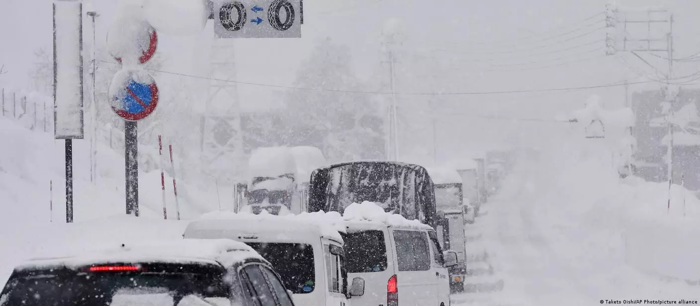 જાપાનમાં હિમવર્ષા 17 લોકોના મોત,અનેક ઘરોમાં વીજળી ગુલ