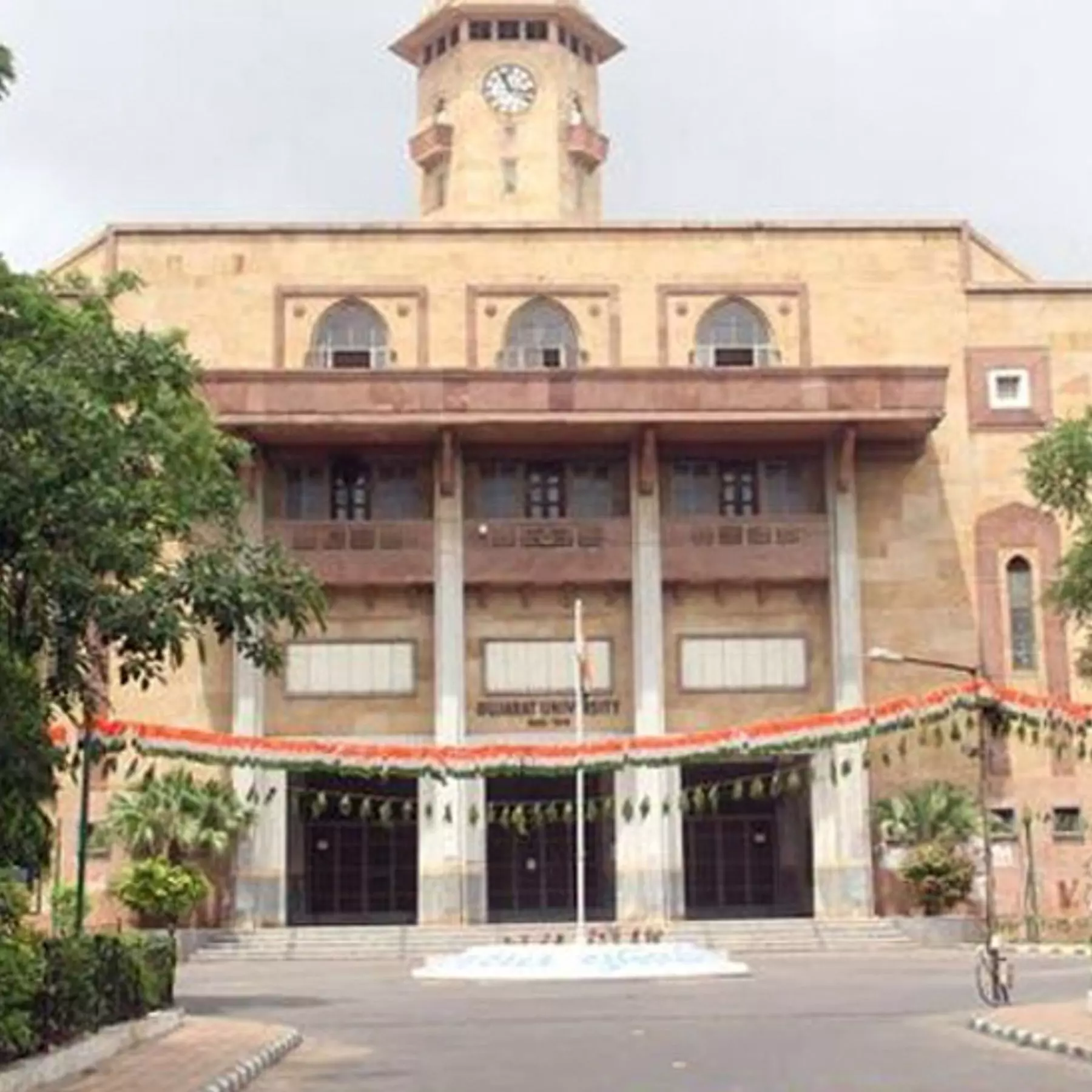 અમદાવાદ: ગુજરાત યુનિવર્સિટીમાં આયોજિત CCCની પરીક્ષા પણ અચાનક મોકુફ રાખવાનો નિર્ણય,ઉમેદવારોને કારણ પણ ન જણાવ્યુ