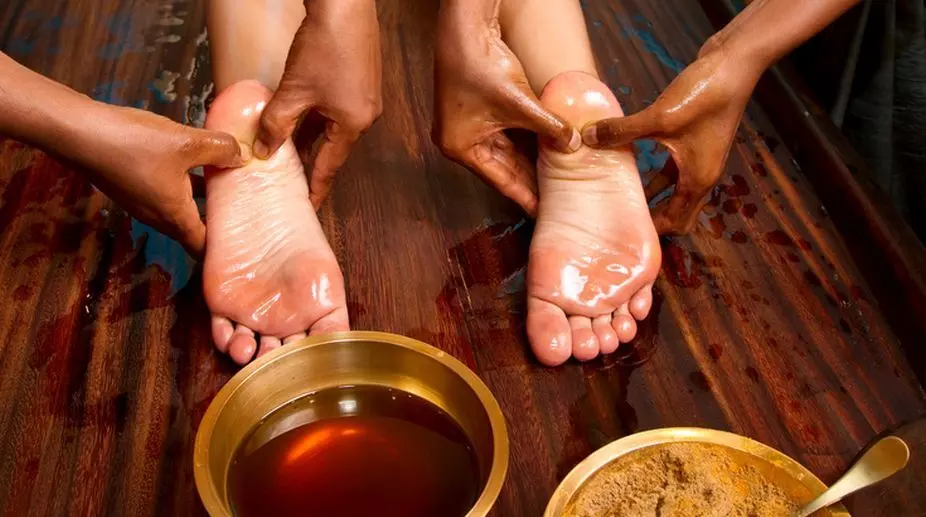 દરરોજ નવશેકા તેલથી પગના તળિયાની માલિશ કરો, તમને મળશે અનેક ફાયદા