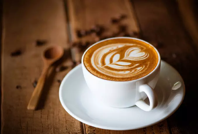 રેગ્યુલર કોફીથી આ રીતે અલગ છે white coffee, જાણો હેલ્થ માટે કેટલી છે ફાયદાકારક