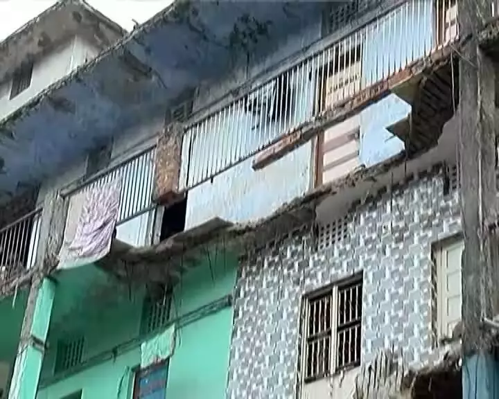 અમદાવાદ : મણિનગર વિસ્તારમાં એક બિલ્ડિંગની બાલ્કની થઇ ધરાશાયી, 30 લોકોનું કરાયું રેસ્ક્યુ