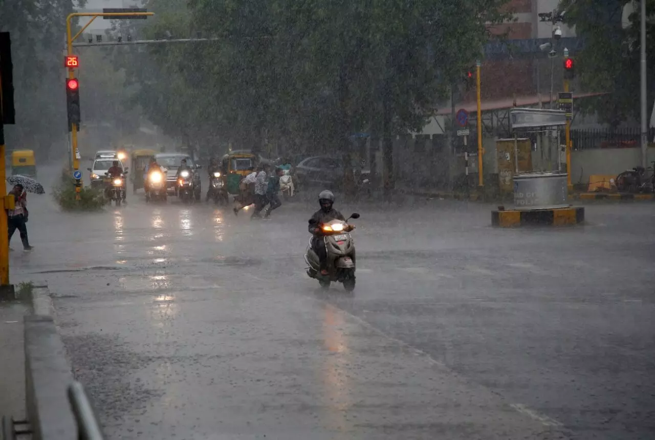 હવામાન વિભાગે આજે ઉત્તરાખંડ, ગોવા, મધ્ય મહારાષ્ટ્ર, ગુજરાત અને કર્ણાટક સહિત 12 રાજ્યોમાં ભારેથી અતિ ભારે વરસાદની કરી આગાહી