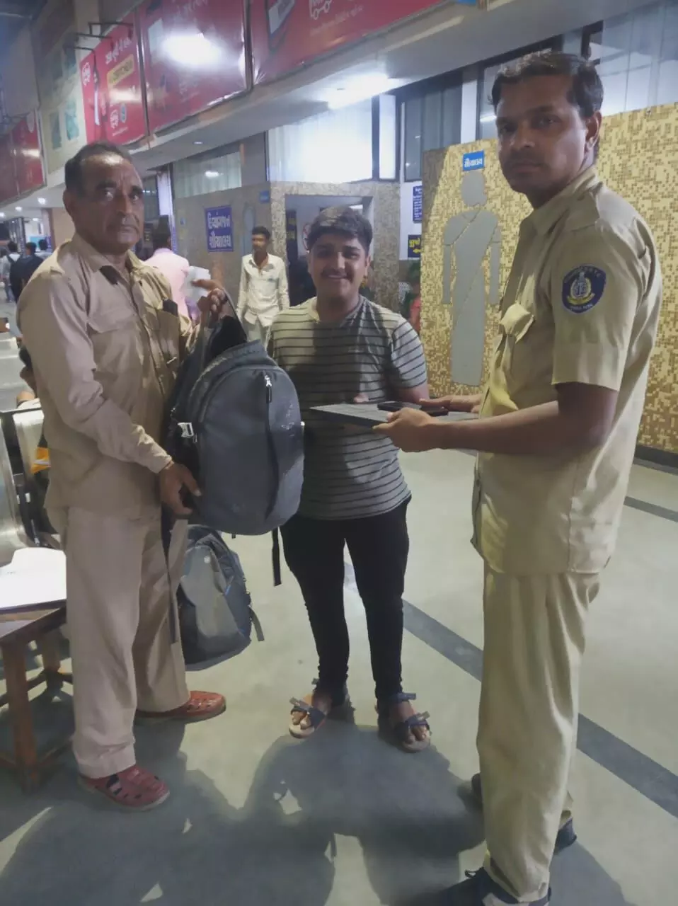 ભાવનગર : એસટી બસના કંડક્ટર-ડ્રાઇવરે બેગ ભૂલી ગયેલા મુસાફરને રૂ. 90 હજારનો સરસામાન પરત સોંપી ઈમાનદારી દાખવી