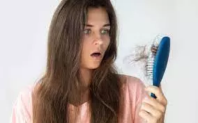 વાળ તો બધાના ખરતા જ હોય છે પરંતુ કયારે ખબર પડશે કે હવે તમને ઈલાજની જરૂર છે? જાણો વાળ ખરવાના અસામાન્ય કારણો...