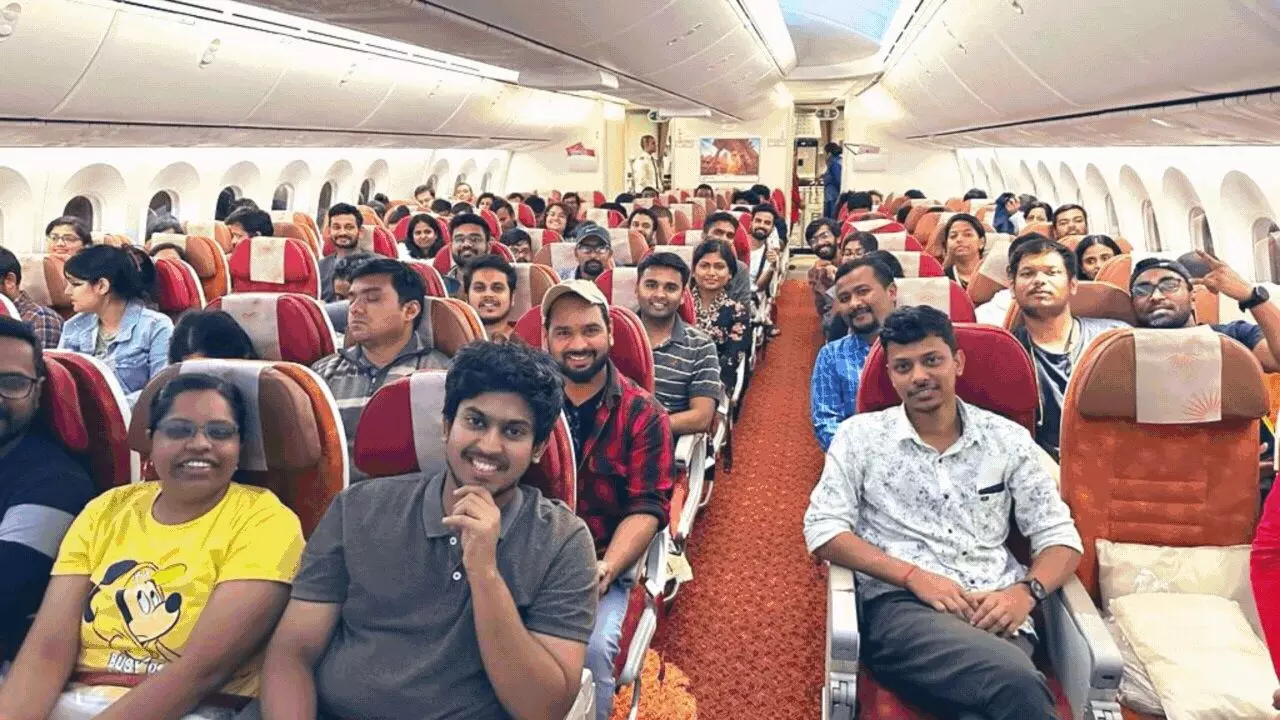 ઇઝરાયલથી 212 ભારતીય નાગરિકો લઈને પ્રથમ વિમાન દિલ્હી એરપોર્ટ પહોંચ્યા, કેન્દ્રીય મંત્રીએ કર્યું સ્વાગત