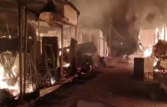 ઉત્તર પ્રદેશ : ફિરોઝાબાદ જિલ્લાના કાઠ બજારમાં ભીષણ આગથી તબાહી, 100થી વધુ દુકાનો બળીને ખાખ, કરોડોનું નુકસાન...