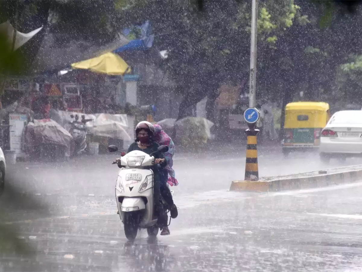ગુજરાતના અમુક જિલ્લામાં ગાજવીજ સાથે છુટાછવાયા વરસાદ, હવામાન વિભાગે કરી આગાહી