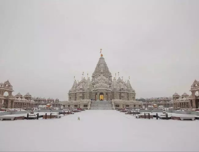 બરફની ચાદરથી ઢંકાયું વિશ્વનું બીજું સૌથી મોટું હિન્દુ મંદિર, જુઓ સુંદર તસવીરો..!