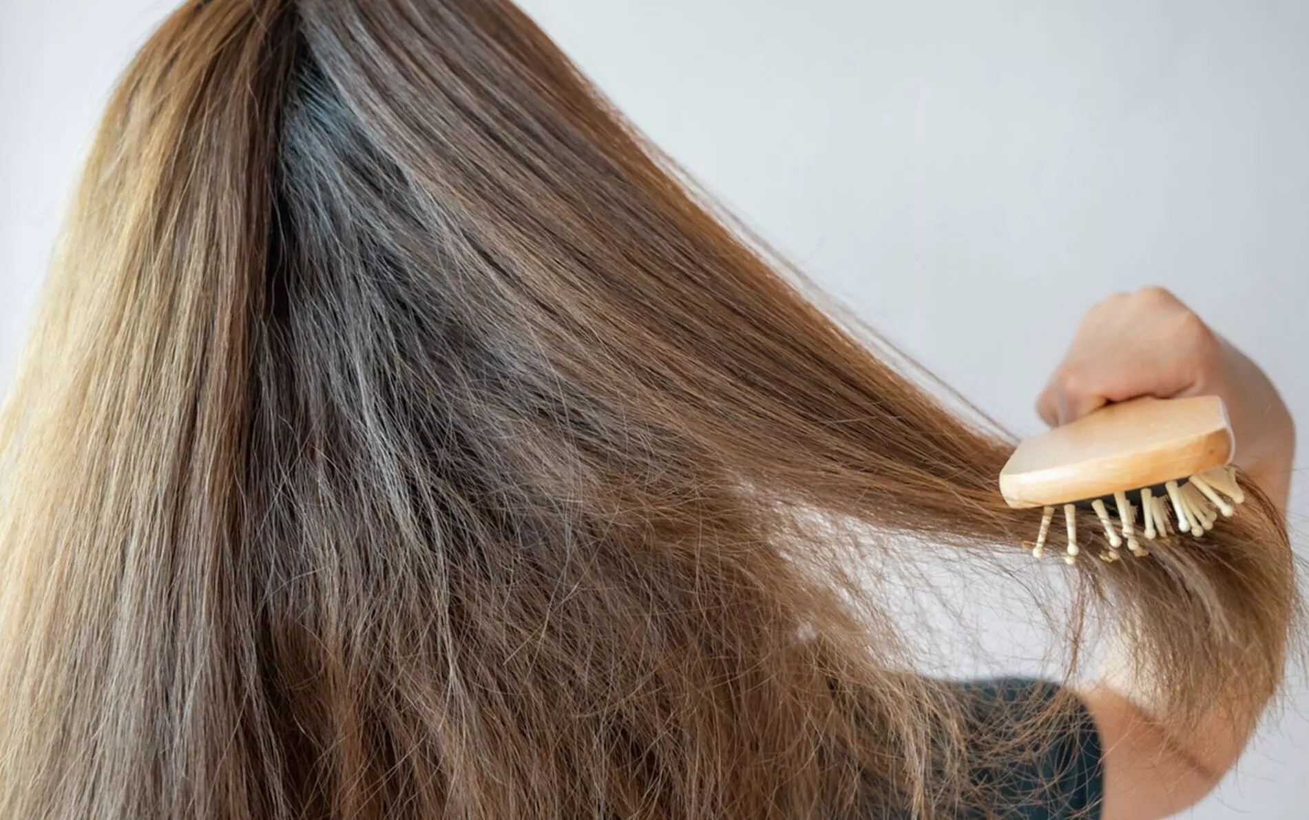 વાળની ફ્રઝીનેસને કારણે તમારો લુક બગાડી દીધો છો,તો વાળને મુલાયમ બનાવવા આ ટિપ્સ અપનાવો...