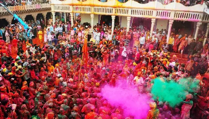 જો તમે હોળીના તહેવારને યાદગાર બનાવવા માંગો છો, તો ભારતમાં આ સ્થળોએ રંગોનો તહેવાર ઉજવો.