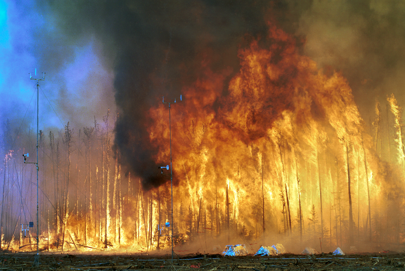 કેનેડામાં ભયાનક આગને કારણે જાહેર કરાઇ ઇમરજન્સી, 88,000 લોકોનું સ્થાળાંતર