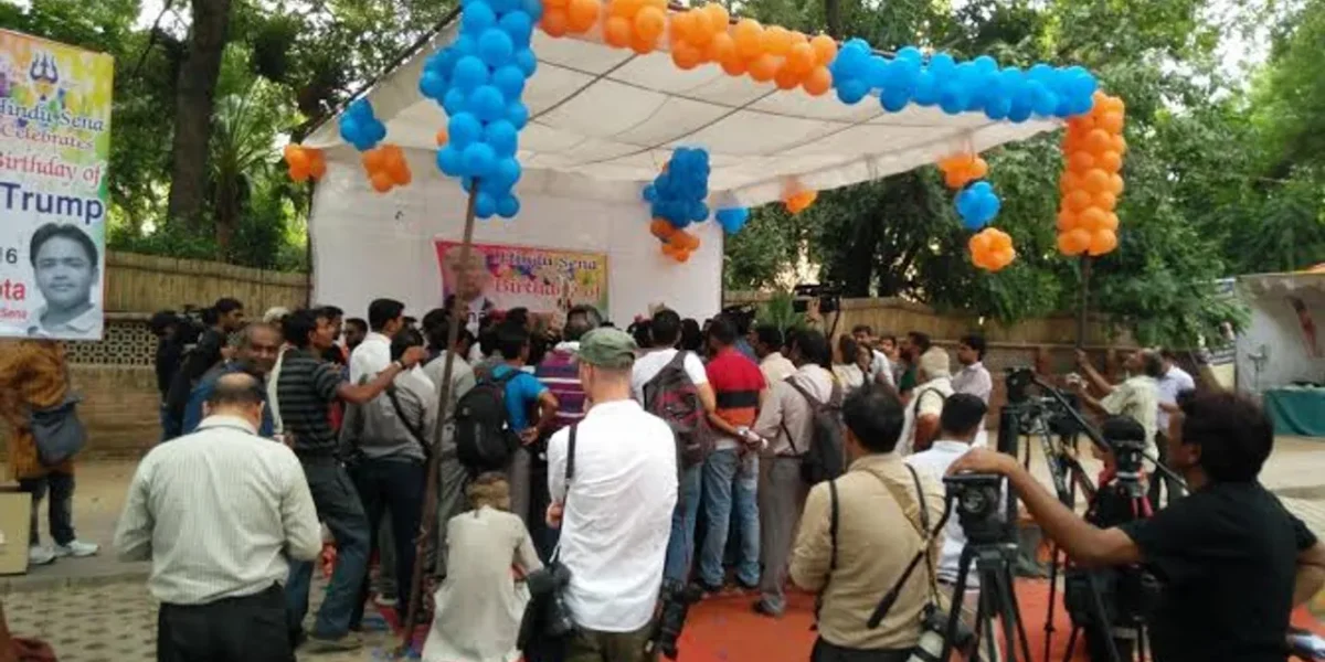 દિલ્હીમાં હિન્દુ સેનાએ મનાવ્યો ટ્રમ્પનો બર્થ ડે