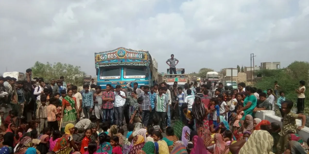 પાણીની અછતથી ત્રસ્ત મહિલાઓએ નેશનલ હાઇ વે કર્યો ચક્કાજામ