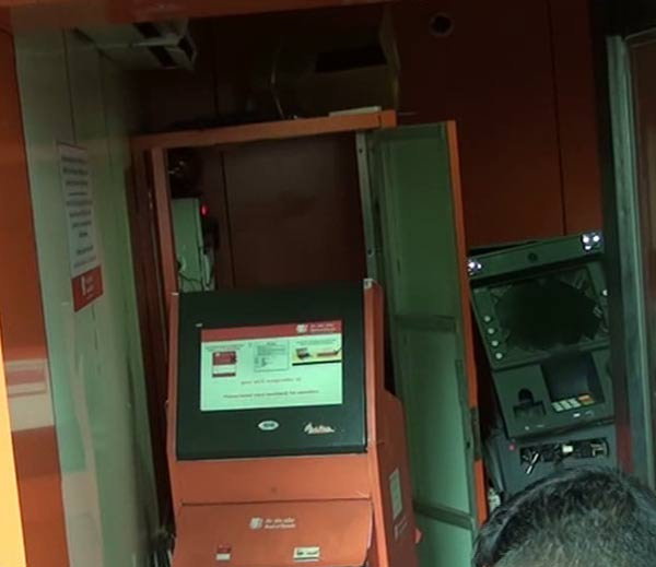 રાજકોટમાં BOB ATM મશીન કટરથી કાપીને રોકડ લૂંટવાનો પ્રયાસ