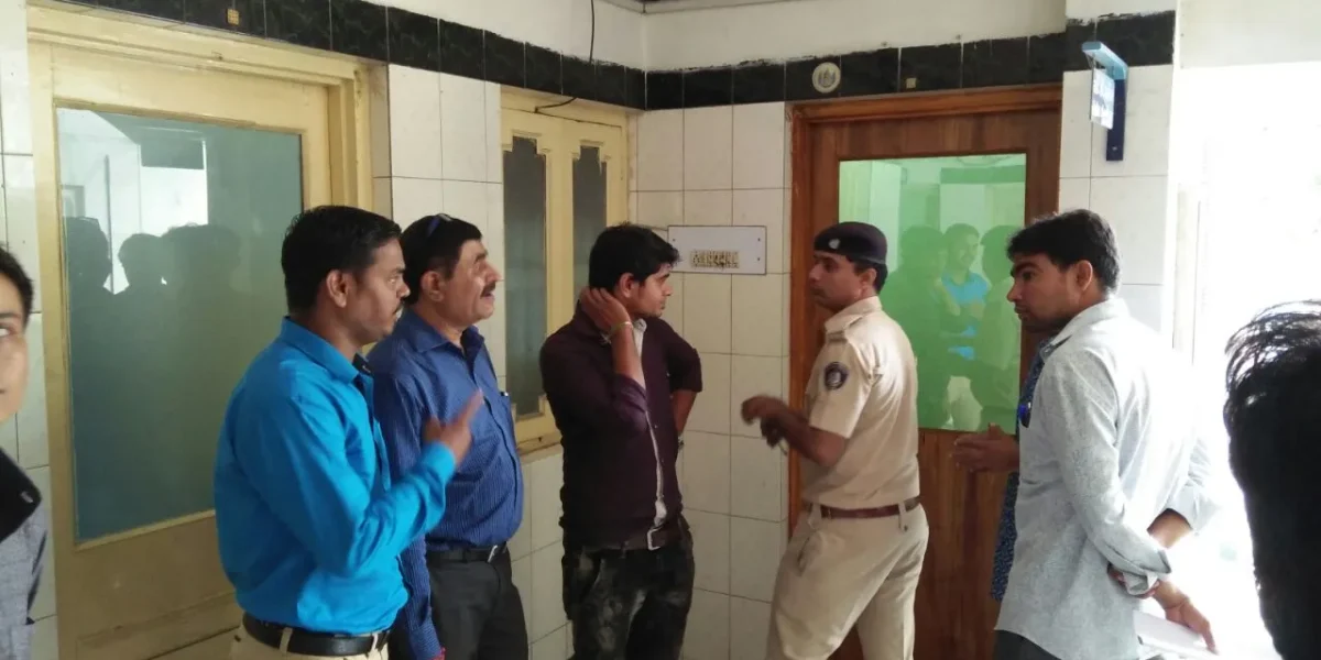 શાળાના બાળકો ડાન્સ કરી રહ્યા હતા ત્યારે થયો પથ્થરમારો !