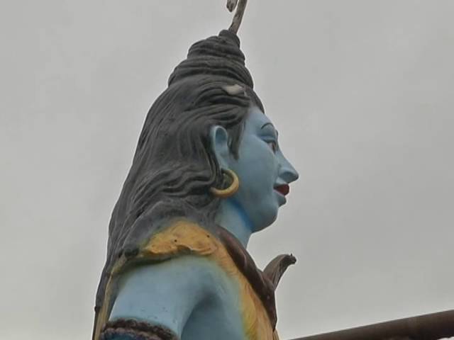 રાજકોટમાં ગોવર્ધનધારી શ્રીકૃષ્ણની થીમ પર નીકળી શોભાયાત્રા