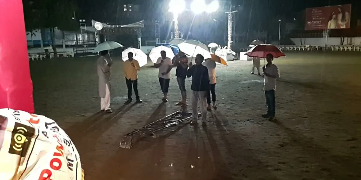 બીજા નોરતે વરસાદે જમાવટ કરી,વીજળીના કડાકા ભડાકા સાથે ગરબા મેદાનોમાં પાણી રેલાયા