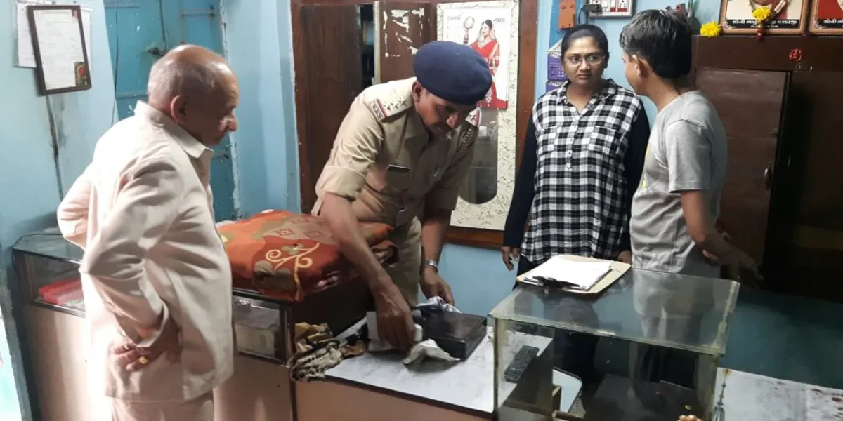 ભરૂચ ની અંબિકા જવેલર્સ માં ચોરી થી ચકચાર
