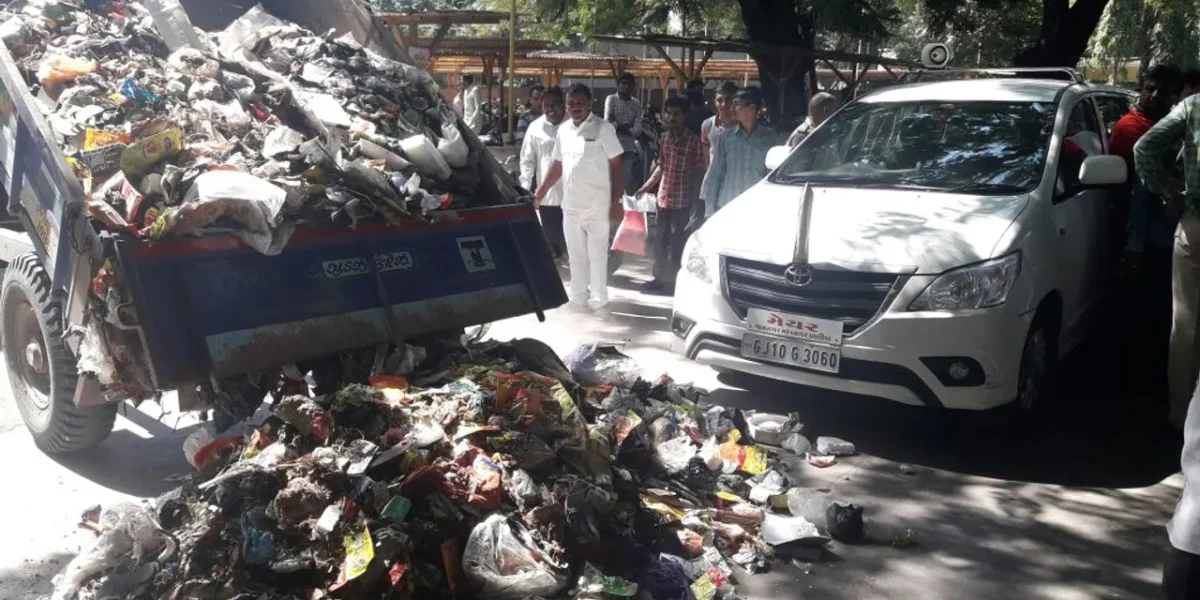જામનગરના મેયરનું કચરાથી સ્વાગત કરાયુ