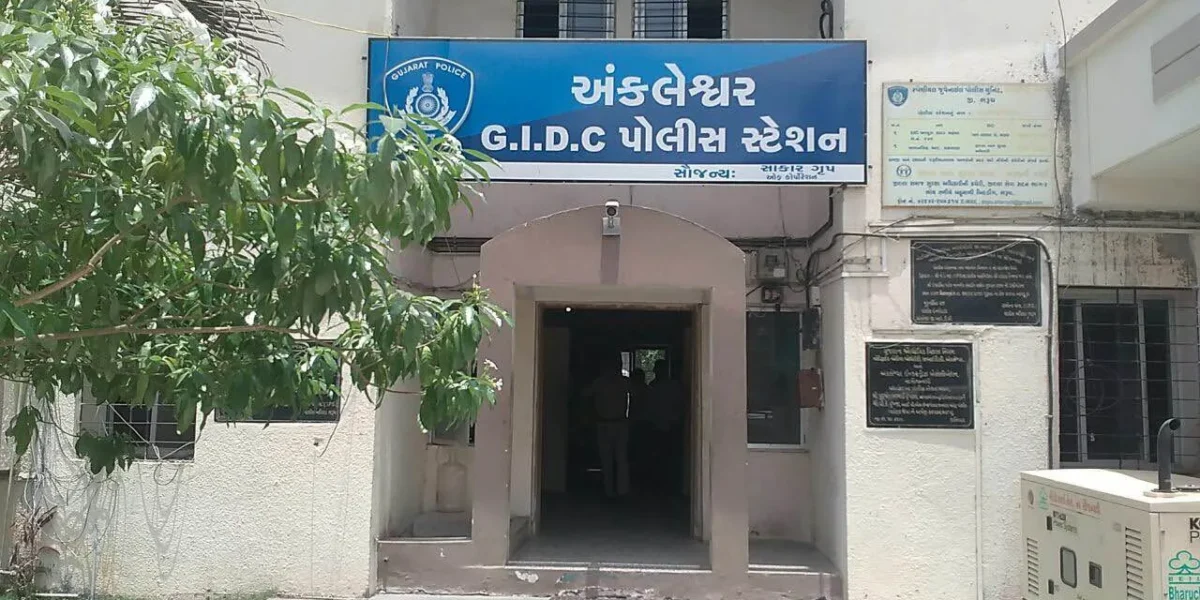અંકલેશ્વર ના સારંગપુર ગ્રામ પંચાયતના મહિલા સભ્ય ના ઘર માંથી વિદેશી શરાબ ઝડપાયો