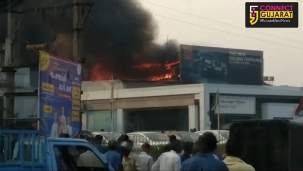 ગોંડલ ચોકડી પાસે આવેલ કારના શો રૂમ મા લાગી આગ