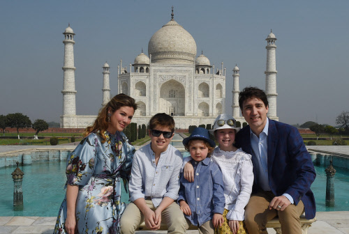 કેનેડાનાં પીએમ જસ્ટિન ટુડોએ પરિવાર સાથે તાજમહેલની મુલાકત લીધી