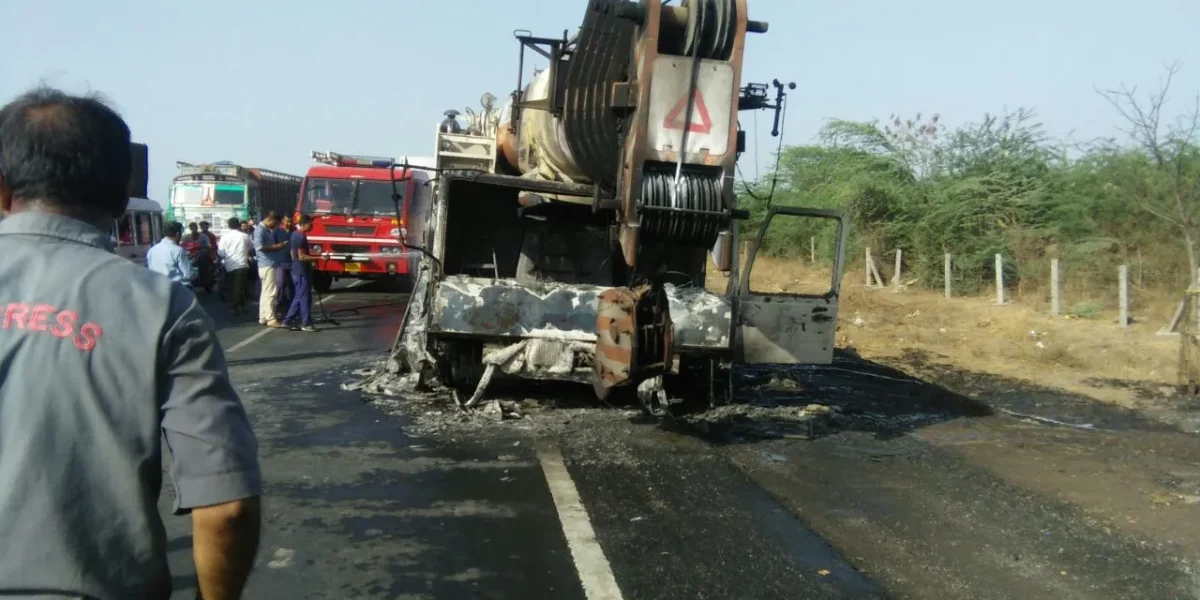 વડોદરાથી કંડારી રોડ ઉપર દહેજ જતી ક્રેનમાં આગ ભભૂકતા નાસભાગ