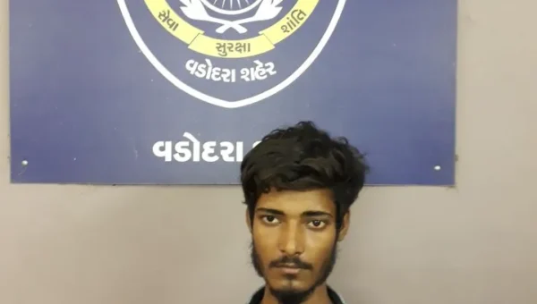 વડોદરામાં દુકાનમાંથી ચોરી કરેલા મોબાઈલ બિલ વગર વેચતો શખ્સ સુરતથી ઝડપાયો