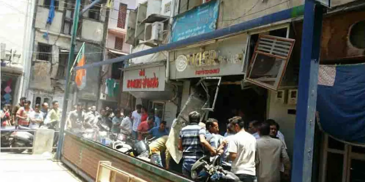 વડોદરાની અલંકાર જવેલરી શોપના એસીમાં ઘડાકો : ૩ ને ઇજા