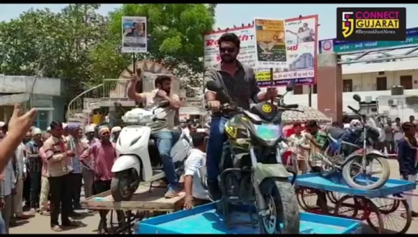 લારીમાં ભરેલી બાઈક- ઘોડા ગાડી સાથે રસ્તા ઉપર નીકળ્યા યુવાનો, જમાવ્યું આકર્ષણ