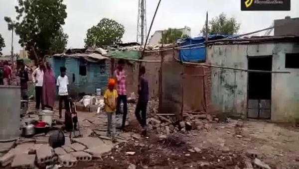 ભરૂચ પાલિકાના કર્મીઓ દબાણ તોડવા જતાં રહિશો અને અધિકારીઓ વચ્ચે થઈ ચકમક