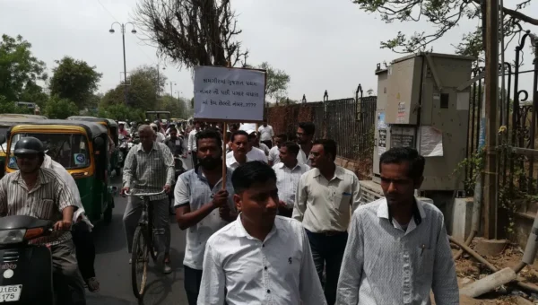 વડોદરાઃ ક્ષય વિભાગનાં કર્મીઓની મૌન રેલી, જિલ્લા કલેક્ટરને કરી રજૂઆત