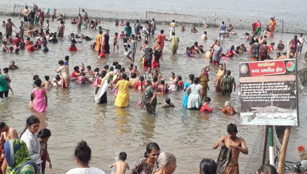 નર્મદા કાંઠે આવેલા ઓઝ(અવધપુરી)માં ચાલતા અર્ધકુંભનું છે અનેરૂં મહાત્મય  