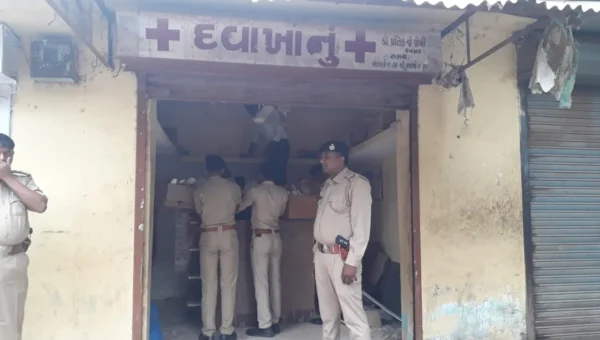 વડોદરાના ડૉક્ટરની કામલીલાનો મામલો, ક્લિનિકમાંથી મળ્યા મહિલાઓનાં વસ્ત્રો
