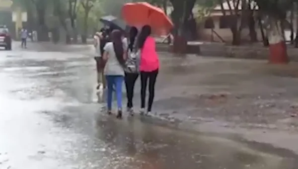 વલસાડ : વહેલી સવારે વાતાવરણનો બદલાયો મિજાજ