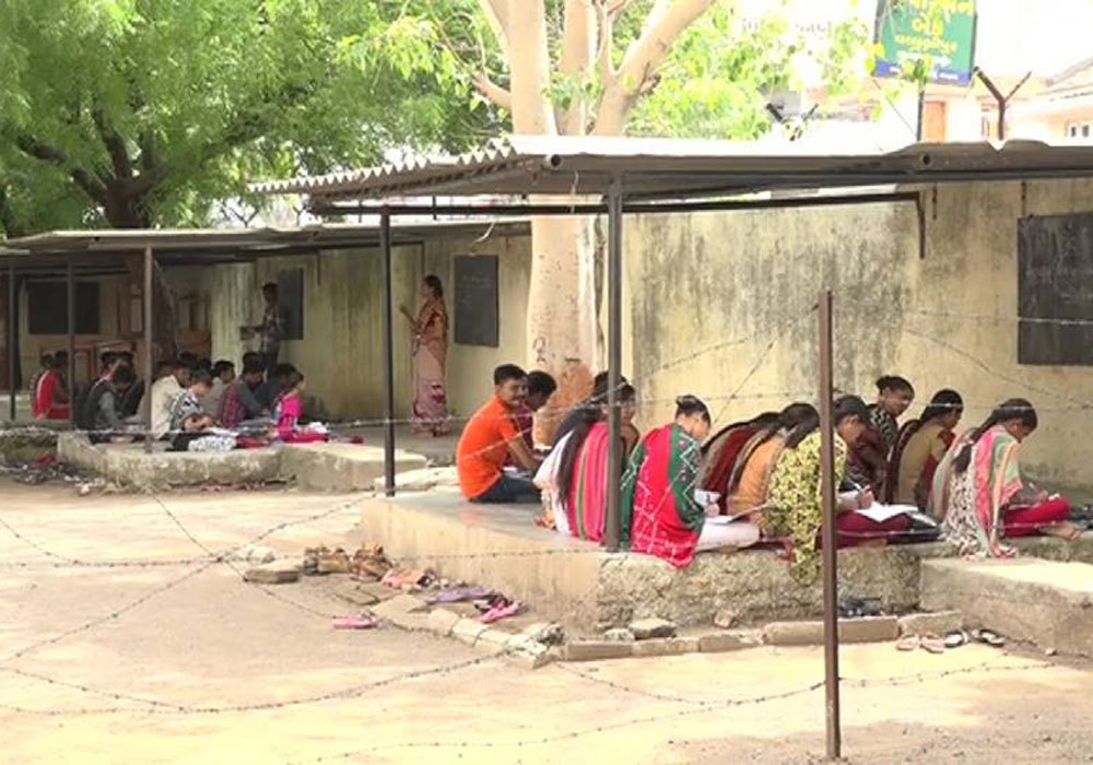 ગુજરાતમાં શિક્ષણના આ હાલ! વલભીપુરની કોલેજના વિદ્યાર્થીઓ અહીં ભણવા મજબુર