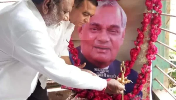 વાલિયાઃ પૂર્વ વડાપ્રધાન સ્વ.અટલજીને શ્રદ્ધાસુમનનો કાર્યક્રમ યોજાયો