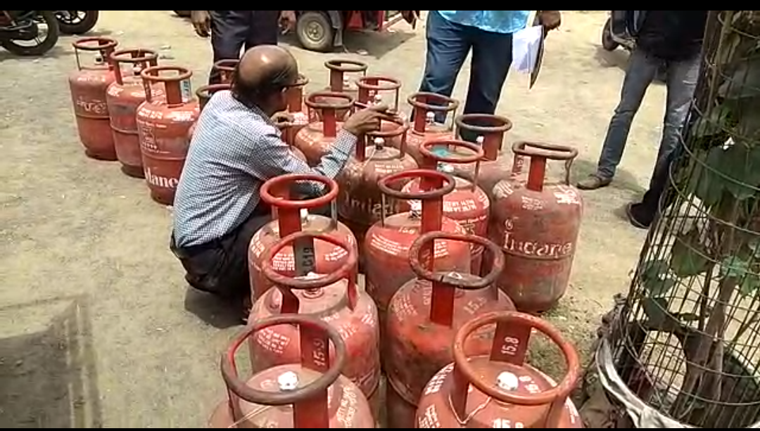 વડોદરાઃ પૂર્વ મેયરની ગેસ એજન્સી ઉપર પુરવઠા વિભાગનાં દરોડા, મળી ગેરરીતિ