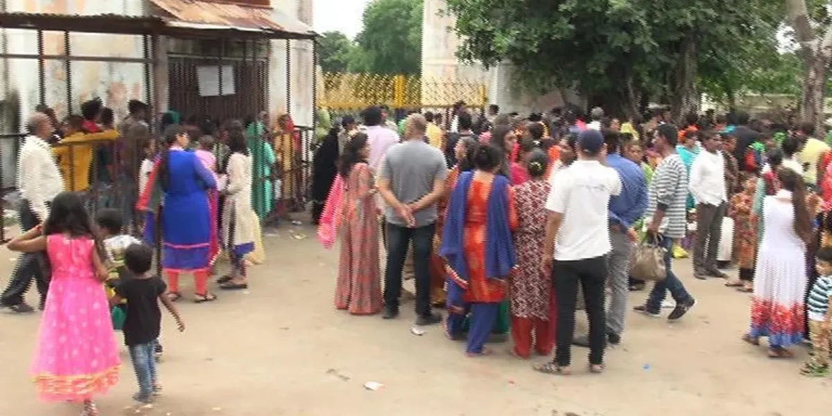 જેલમાં જઇને બહેનોએ આ રીતે ઉજવી રક્ષાબંધન…!