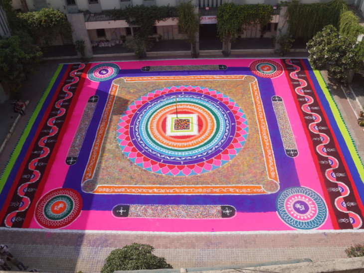 વડોદરાઃ રંગોળીનાં કલાકારોએ બનાવી 5 હજાર સ્કવેર ફૂટની વિશાળ રંગોળી