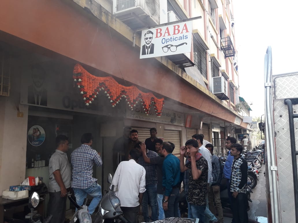 જામનગર: બાબા ઓપ્ટિકની દુકાનમાં આગ લાગતા અફરા તફડી મચી
