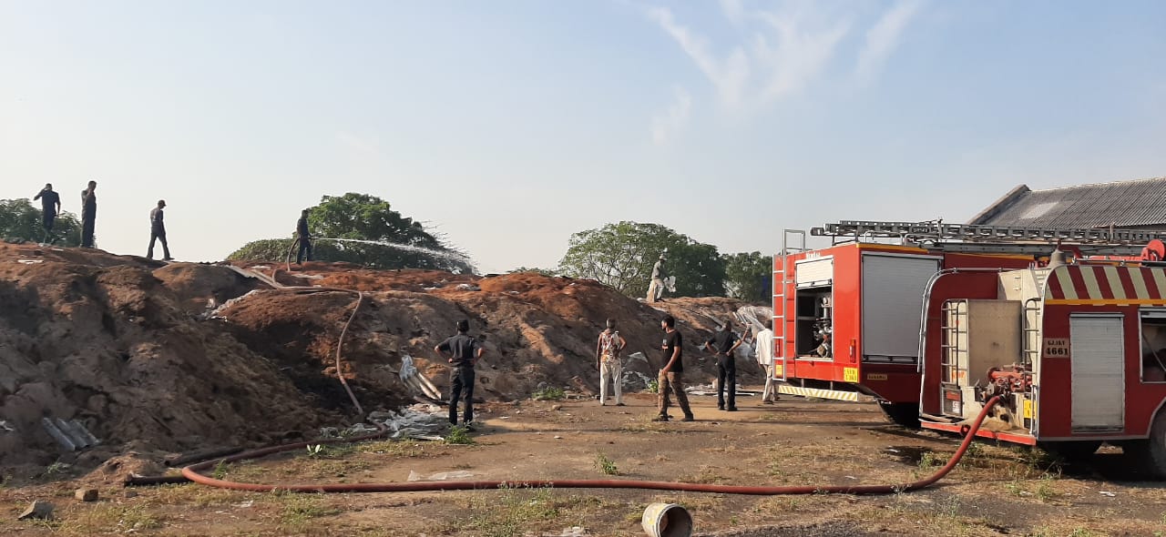 જામનગર : બેડેશ્વર ખાતે મગફળીની ફોતરીના ગોડાઉનમાં લાગી આગ, ફાયર વિભાગ દોડ્યું