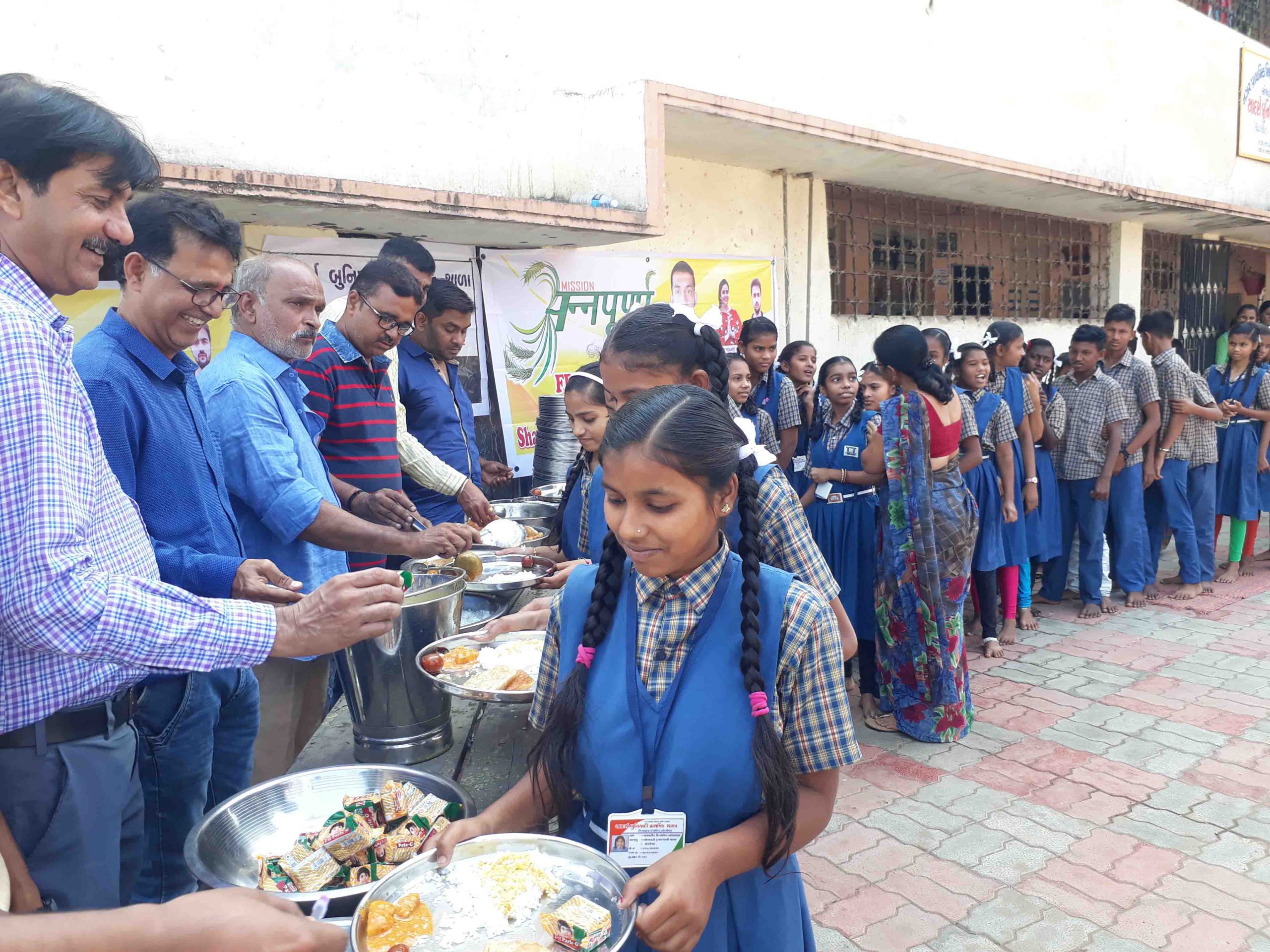 અંકલેશ્વર: મિશન અન્નપૂર્ણા દ્વારા શાળાનાં બાળકોને પીરસાયો ભોજનનો રસથાળ