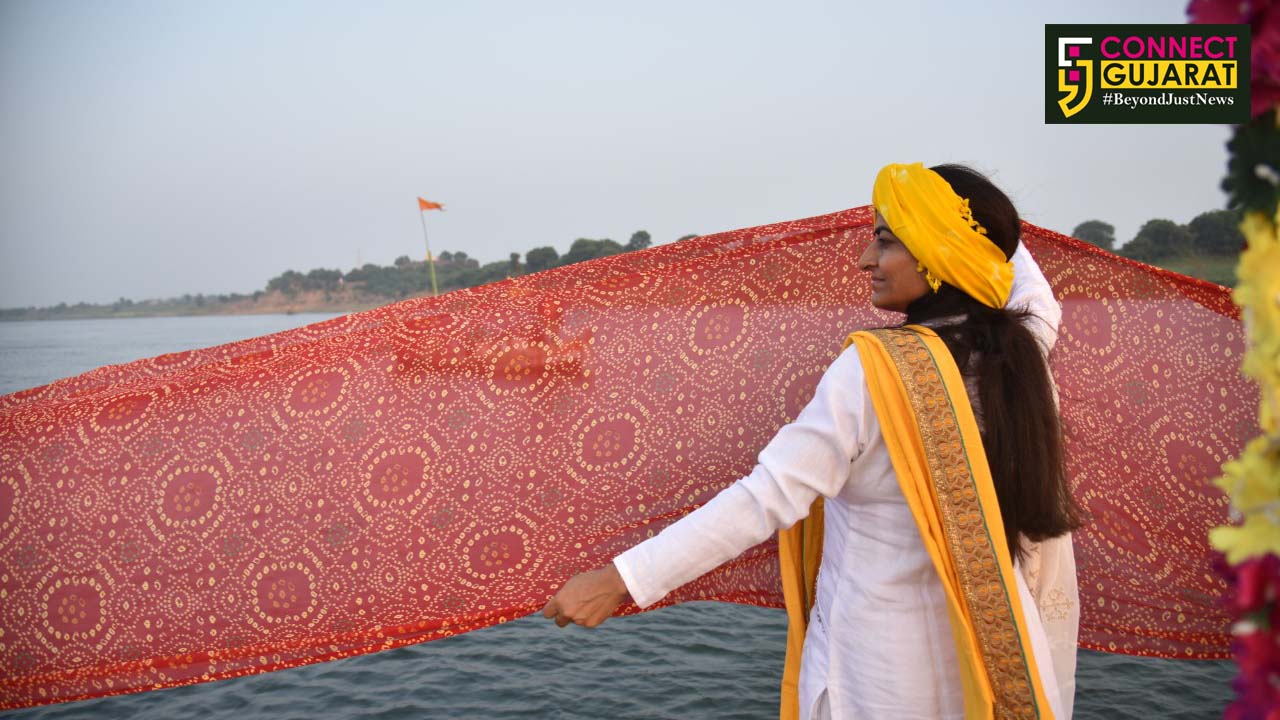 ભારતી શ્રીજીના અવતરણ દિવસ નિમિત્તે માં નર્મદાને 1700 ફૂટની ચુંદડી અર્પણ કરાઈ