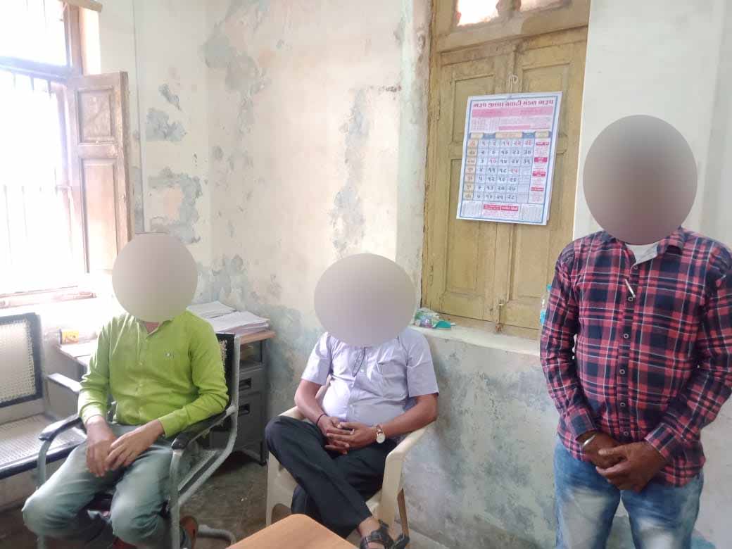 છોટાઉદેપુર: જિલ્લા બાળ સુરક્ષા અધિકારી સહિત 3 લોકો લાંચ લેતા ઝડપાયા