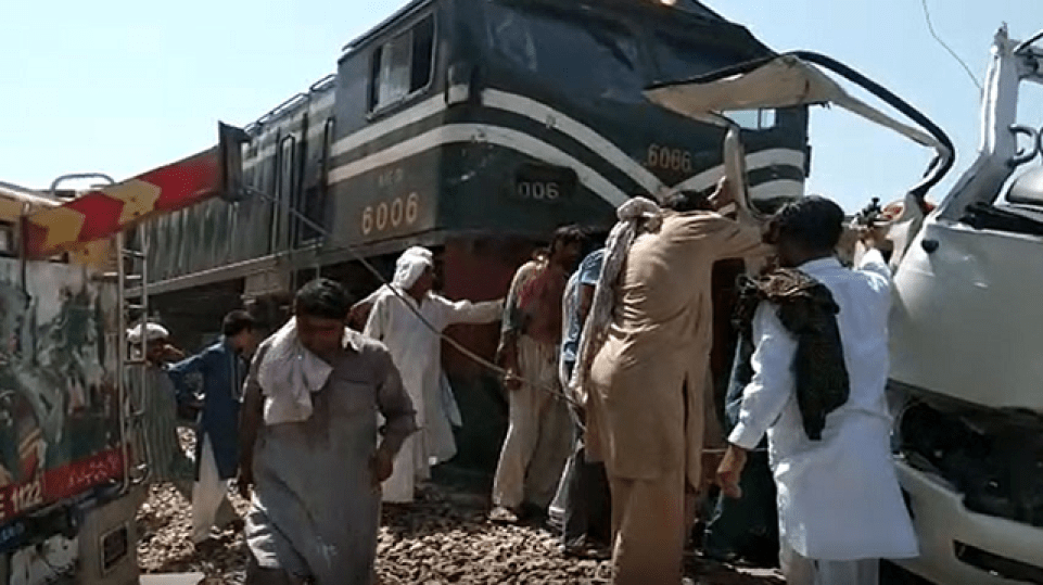 પાકિસ્તાન : ટ્રેન અને મિનિ બસ વચ્ચે સર્જાયો અકસ્માત,19 લોકોના મોત