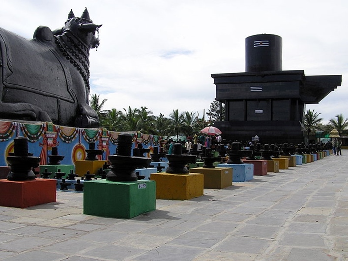 કર્ણાટક : કોલ્લાર જિલ્લાના કામ્માસાંદરા ગામમાં એશિયાનું સૌથી મોટું શિવલિંગ, મંદિર પણ શિવલિંગ આકારનું