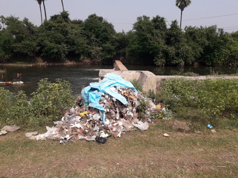 ભરૂચ : નેત્રંગના મોરીયાણાના સીમાડે નદી પાસે કચરાના ઢગમાં PPE કીટ જોવા મળતા સ્થાનિકોમાં ભયનો માહોલ