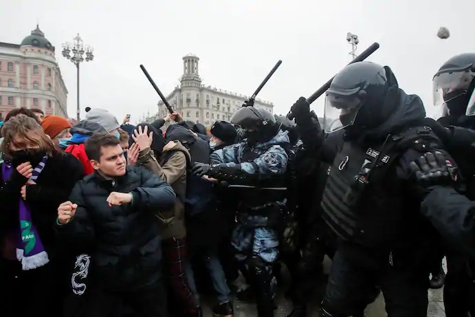 રશિયા: પુટિન સામે લાંબો વિરોધ; 60 શહેરોમાં વિરોધ પ્રદર્શન, ઘણા પોલીસકર્મી ઘાયલ