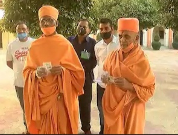 Gujarat Panchayat Election 2021: રાજકોટના ગોંડલના અક્ષર મંદિરના સંતોએ મતદાન કર્યું